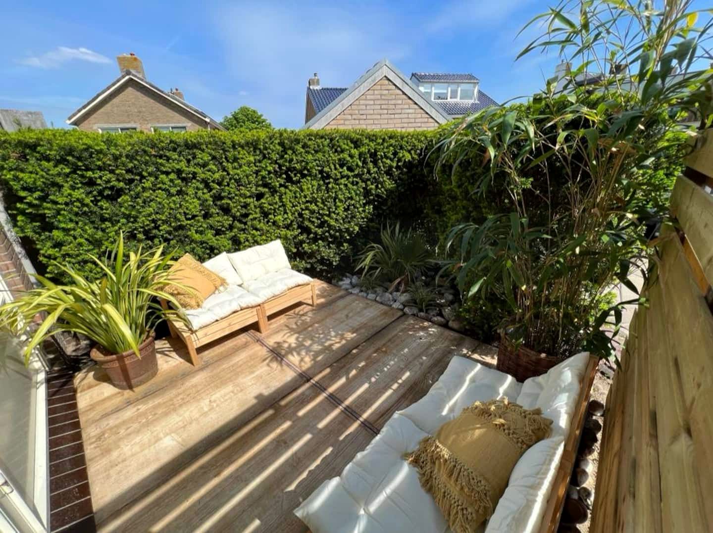 De loungebank in de zon met planten